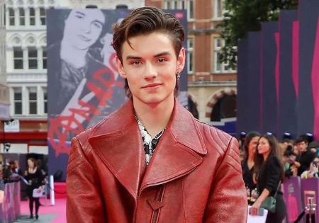 Louis Partridge is an English actor.